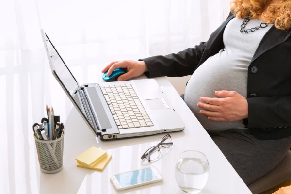 Беременная женщина на рабочем месте